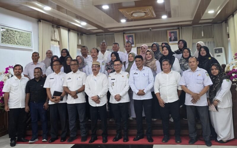 Kepala Puskesmas bersama Bupati Pidie