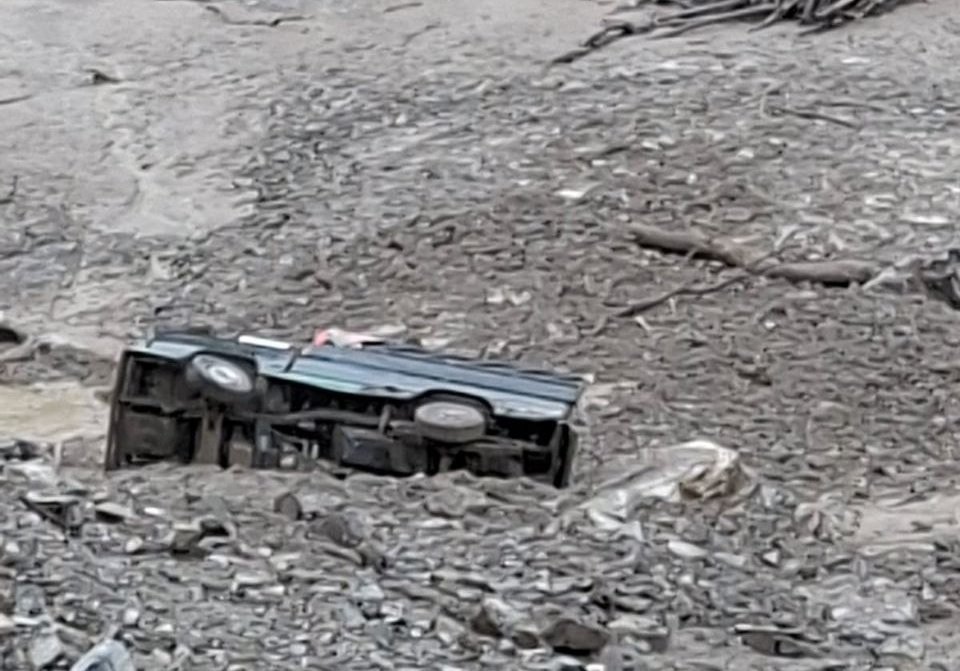 Mobil L300 terbalik akibat longsor di Tetumpu