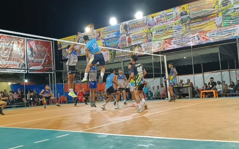 Pemain Kaisar VC melompat memukul bola ke area lawan