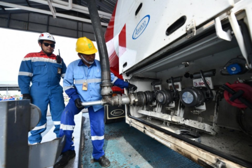 Pertamina isi BBM ke mobil tangki