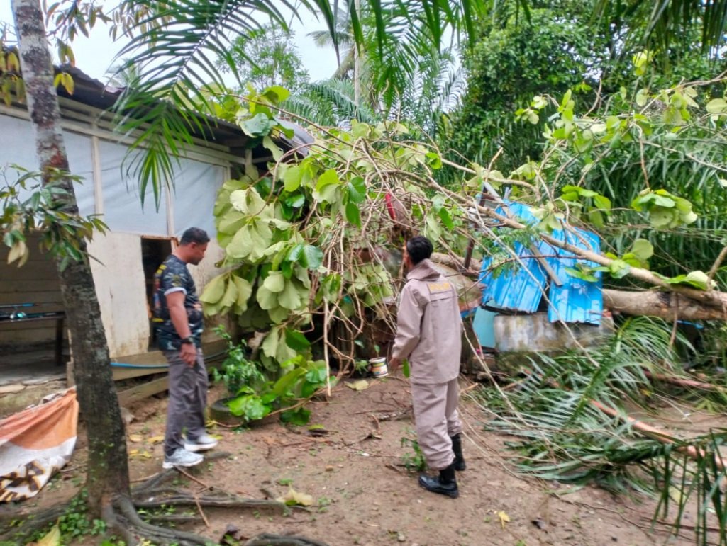 Rumah rusak diterjang angin kencang Cot Girek