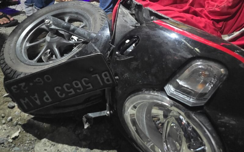 Sepeda motor hancur akibat kecelakaan