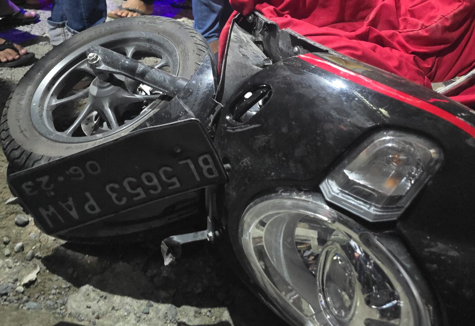 Sepeda motor hancur akibat kecelakaan