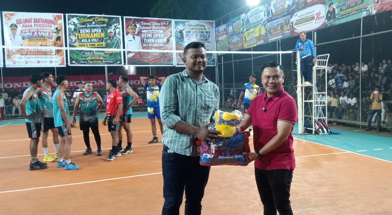 Wabup Pidie serah bola voli kepada panitia turnamen