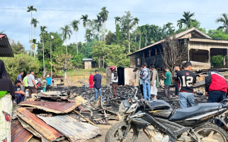 rumah terbakar di Langkahan