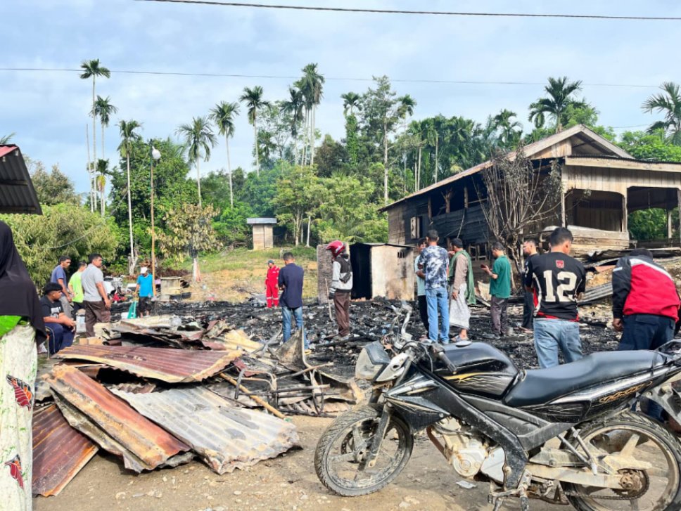 rumah terbakar di Langkahan