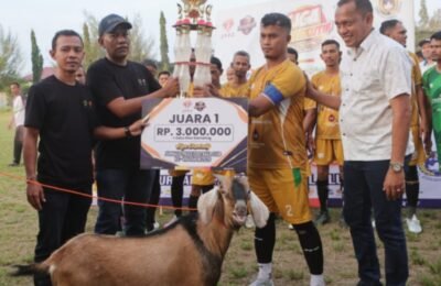 Ketum KONI Aceh serahkan hadiah kepada KJE FC kampiun