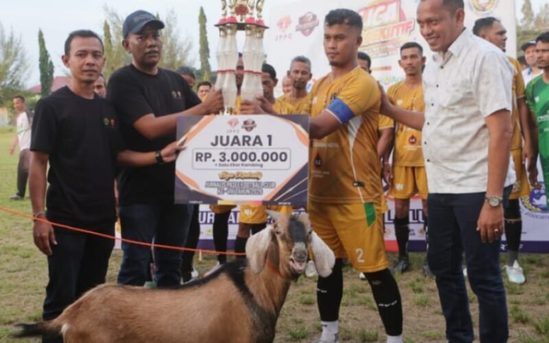 Ketum KONI Aceh serahkan hadiah kepada KJE FC kampiun
