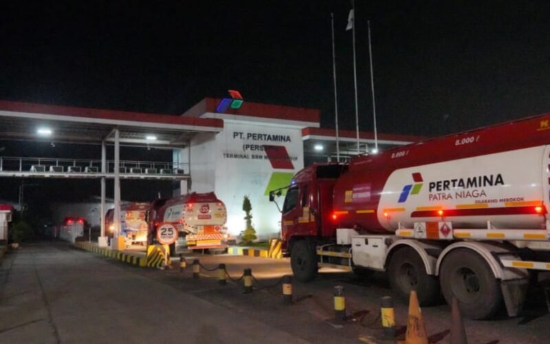 Mobil tangki distribusi BBM Pertamina