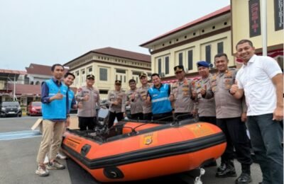 PLN Nusantara Power Arun Serahkan Perahu Karet ke Polres Lhokseumawe