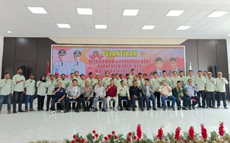Pengurus KONI Gayo Lues foto bersama usai pelantikan