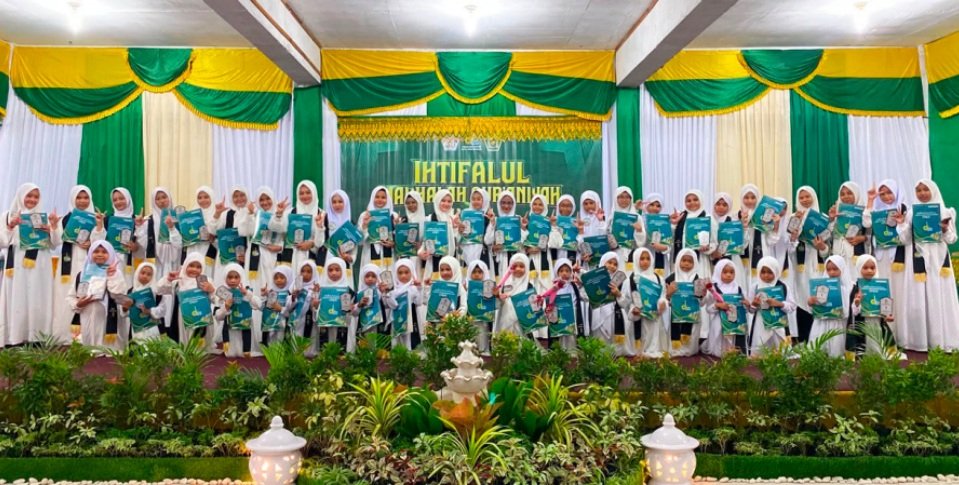 Santri LPQ Islamic Center Lhokseumawe usai wisuda