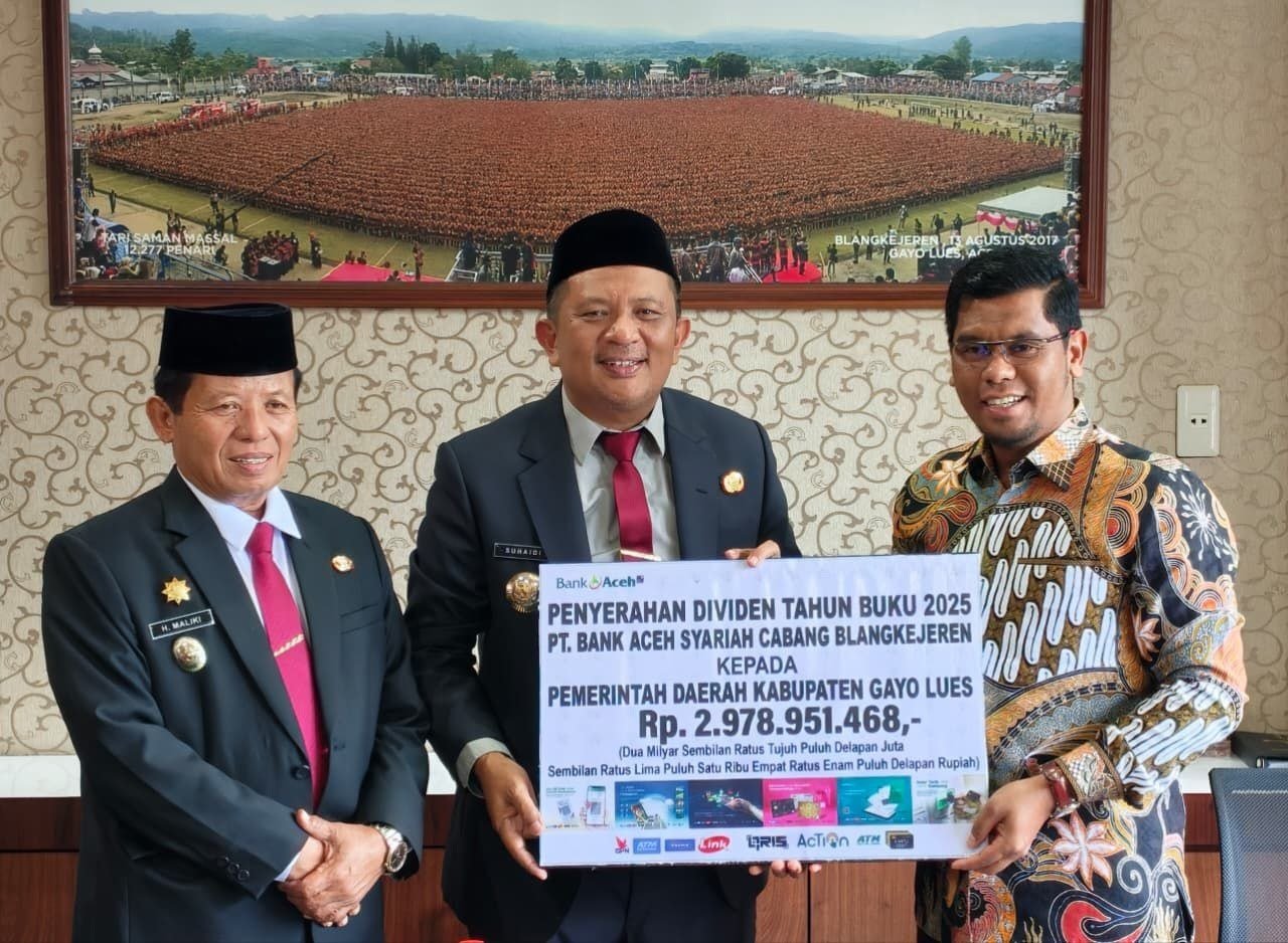 Bank Aceh Syariah Blangkejeren serahkan dividen kepada Bupati