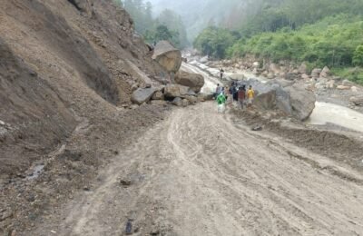 Jalan Lintas Provinsi Gayo Lues-Aceh Timur Tertimbun Batu di Berawang Salam, Gubenur Aceh dan Kadis PUPR Diminta Turun Kelokasi