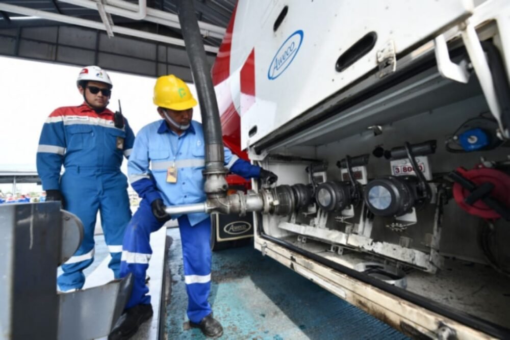 Ilustrasi awak mobil tangki Pertamina