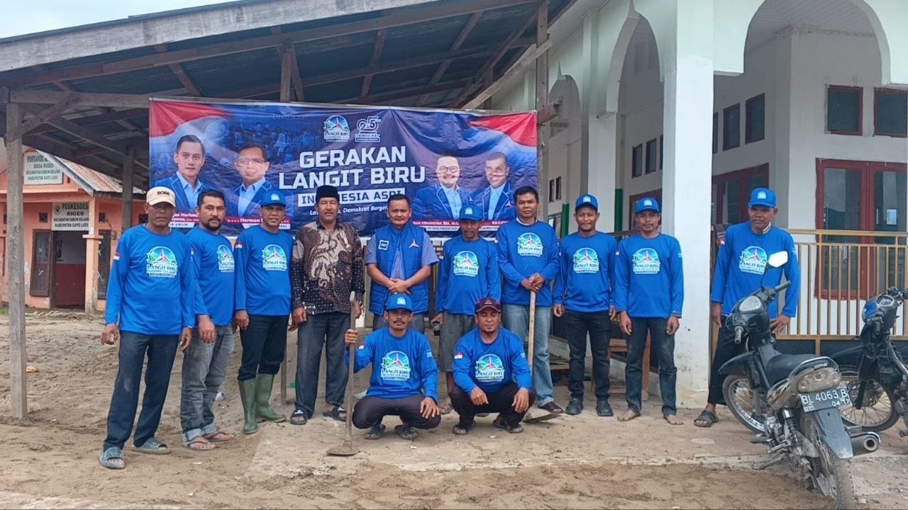 Kerja bakti Partai Demokrat dengan warga Rigeb