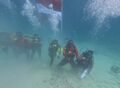 Personel Polres Simeulue Kibarkan Bendera Merah Putih di Bawah Laut pada Hari Kemerdekaan