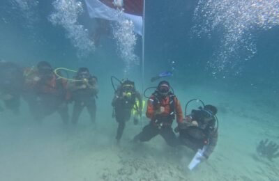 Personel Polres Simeulue Kibarkan Bendera Merah Putih di Bawah Laut pada Hari Kemerdekaan