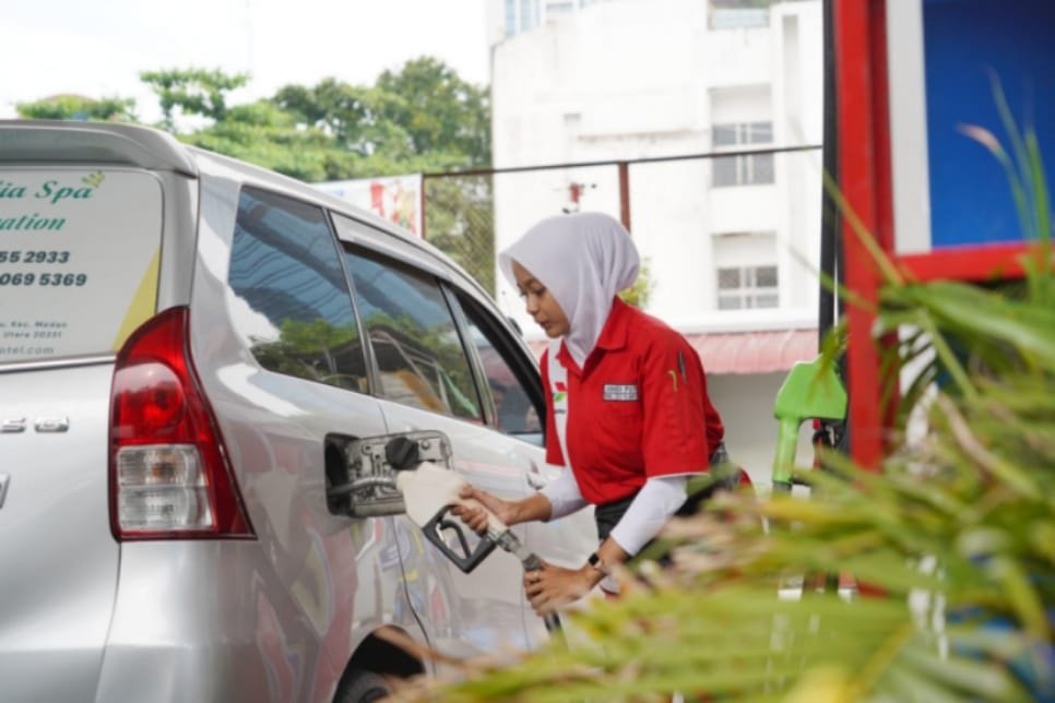 petugas SPBU mengisi BBM mobil
