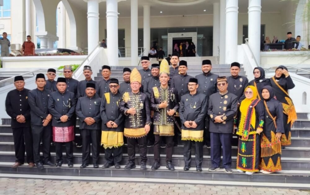 Bupati Ayahwa Wabup Panyang dan tokoh berfoto memakai pakaian adat