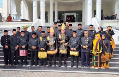 Bupati Ayahwa Wabup Panyang dan tokoh berfoto memakai pakaian adat