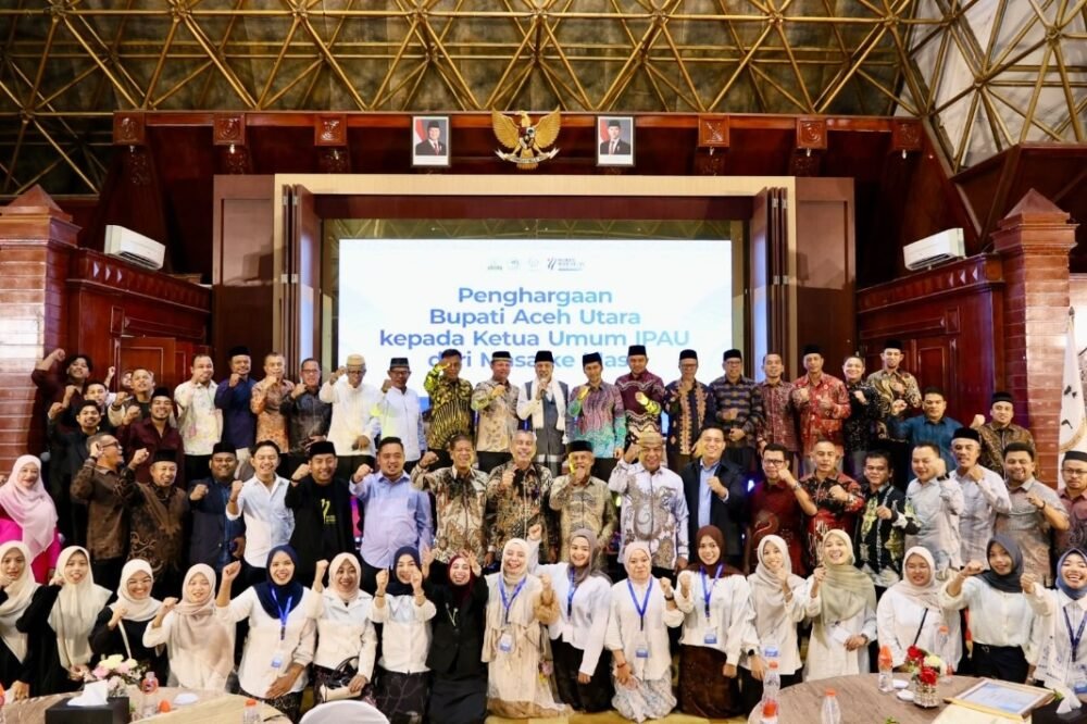 Bupati Ayahwa bersama mantan Ketum IPAU dan mahasiswa