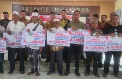 Bupati Ayahwa foto bersama korban banjir penerima bantuan