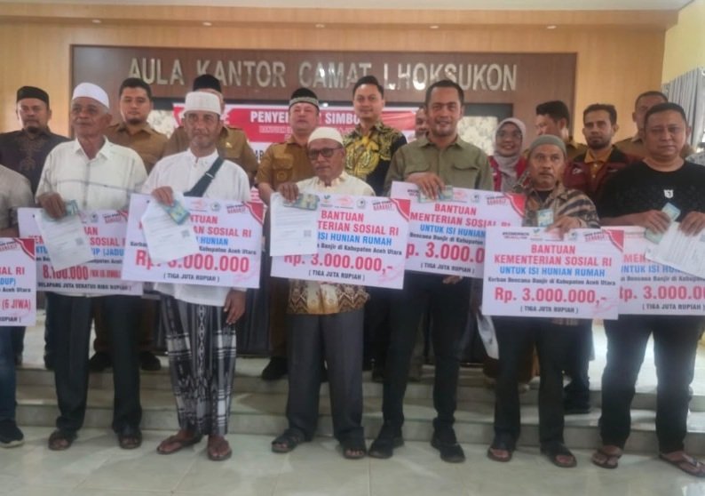 Bupati Ayahwa foto bersama korban banjir penerima bantuan