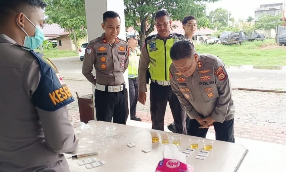 Kapolres Aceh Utara tes urine personel Satlantas