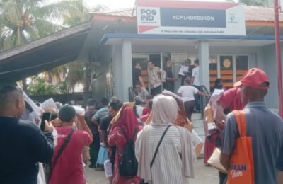 Ribuan Korban Banjir Padati Kantor Pos Lhoksukon, Bantuan Isi Hunian Rumah Dicairkan
