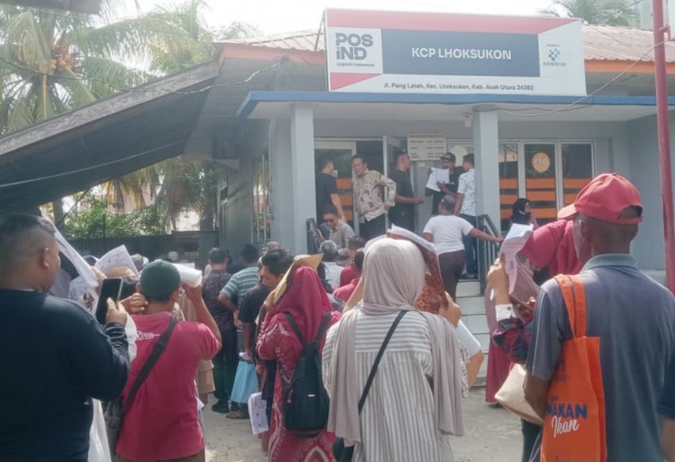 Korban banjir antre Kantor Pos Lhoksukon bantuan isi hunian