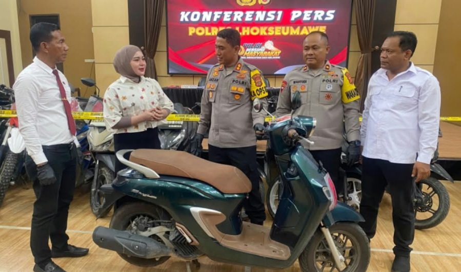 Kapolres Lhokseumawe Ahzan serahkan motor warga