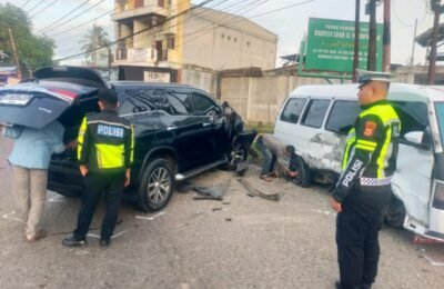Diduga Microsleep, Mobil Fortuner Tabrak L300 di Tikungan Simpang Dama Aceh Utara