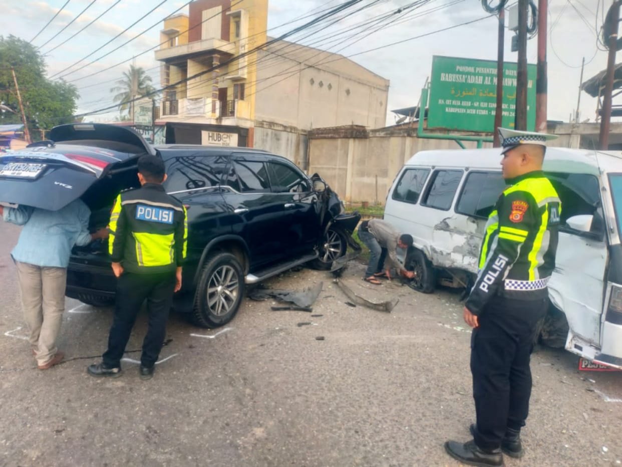 Diduga Microsleep, Mobil Fortuner Tabrak L300 di Tikungan Simpang Dama Aceh Utara