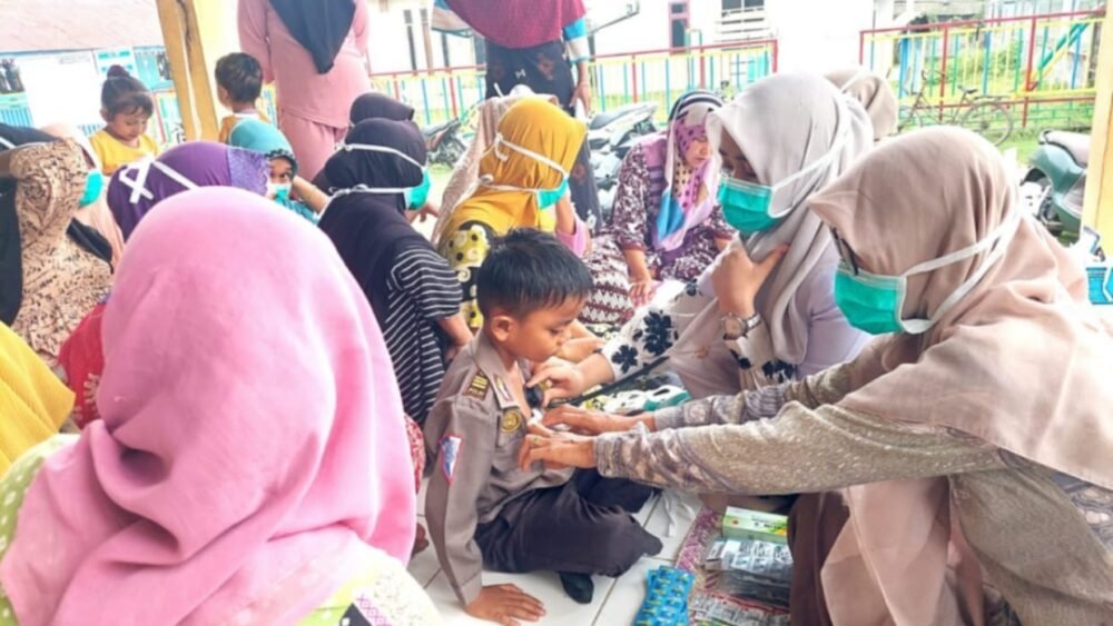 Nakes memeriksa kesehatan warga Lhok Puuk Seunuddon Aceh Utara