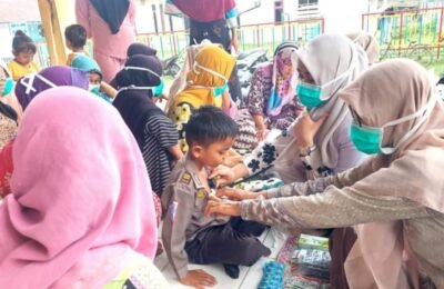 Akses Jalan Terputus, Tenaga Kesehatan Jemput Bola Layani Warga Lhok Puuk Seunuddon