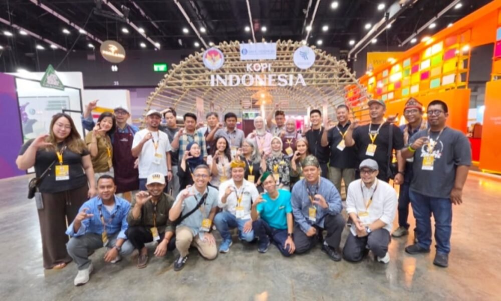 Delegasi PT Putra Gayo International dan UMKM Kopi Indonesia berfoto bersama di depan Paviliun Kopi Indonesia pada ajang pameran World of Coffee Asia 2026 di BITEC Bangkok Thailand